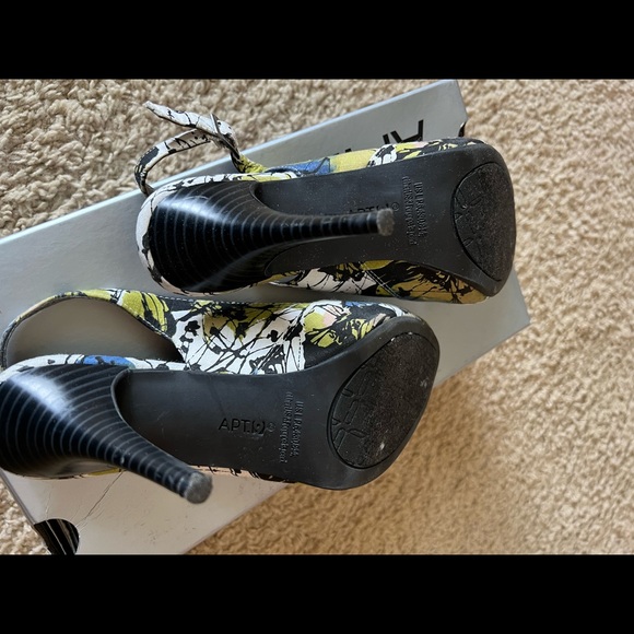 COPY - Hardly worn high heels.   Excellent condition. - Picture 4 of 5